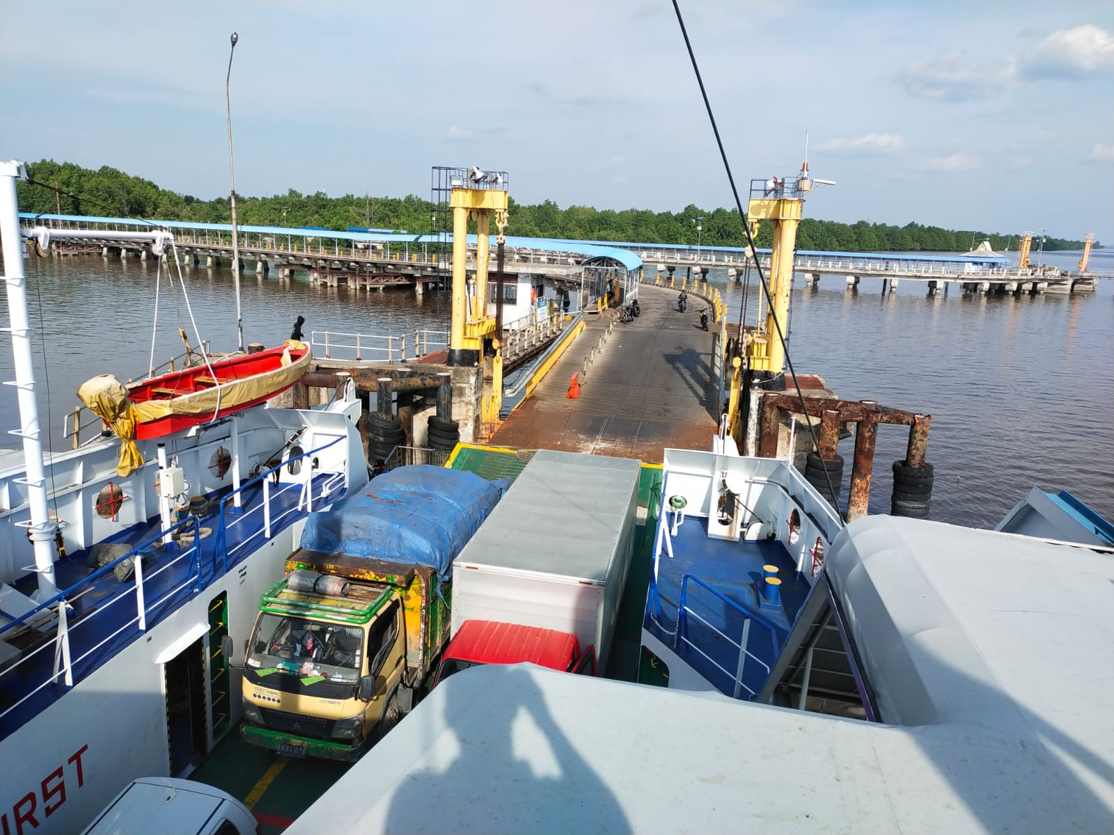 Pengguna kapal roro Air Putih-Sungai Selari selalu dipadati penumpang yang akan menyeberangi Selat Bengkalis. Untuk memudahkan pengguna roro, Pemkab Bengkalis akan meneriapkan E-Ticketting.