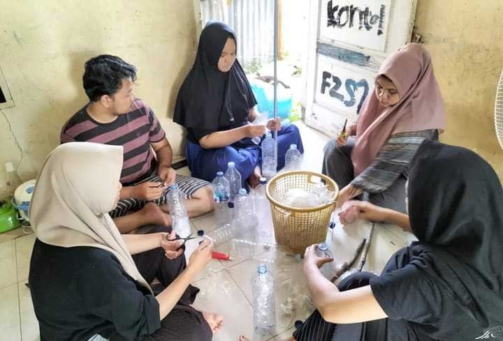 Mahasiswa KKN Umri membuat ecobrick yang merupakan salah satu upaya untuk mengurangi sampah plastik di Pekanbaru, Sabtu 24/09/2022.