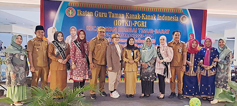 Kabid PAUD dan PNF Disdik Pekanbaru Reni Bafita SSos MSi (tujuh kanan), foto bersama dengan Pengawas TK Kecamatan Rumbai TimBar Hj Magdalena SPd Aud (enam kanan), Ketua IGTKI-PGRI Kecamatan Rumbai TimBar Desmawati SPd (kiri), Ketua Pelaksana Kegiatan Nene