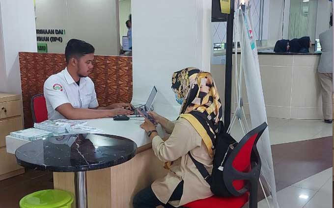 Petugas BPJS Kesehatan Pekanbaru melayani masyarakat yang datang di Gedung C MPP Pekanbaru, Senin (27/3/2023).