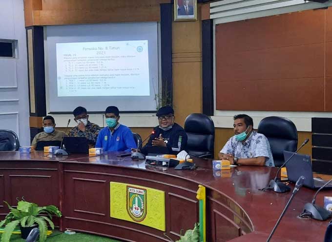 Kepala Diskominfo Kota Dumai, Drs H Khairil Adli MSi memimpin Rapat Teknis dan Sosialisasi Penerapan e-Absensi QR Code, bertempat di Ruang Rapat Wan Dahlan Ibrahim, Kamis (19/8/2021).