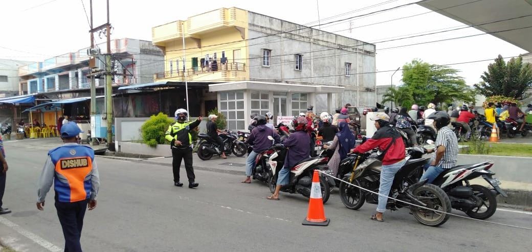 Antrean premium SPBU Imam Bonjol Selatpanjang, Kecamatan Tebingtinggi Kabupaten Kepulauan Meranti.