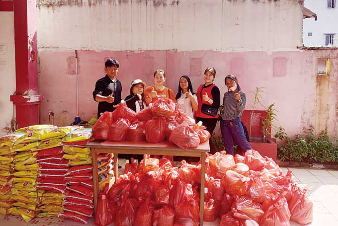 Pengurus Persatuan Umat Buddha (PUB) Bodhisatva Mahasthamaprapta menyerahkan bantuan paket Imlek kepada masyarakat, Senin (16/1/2023).