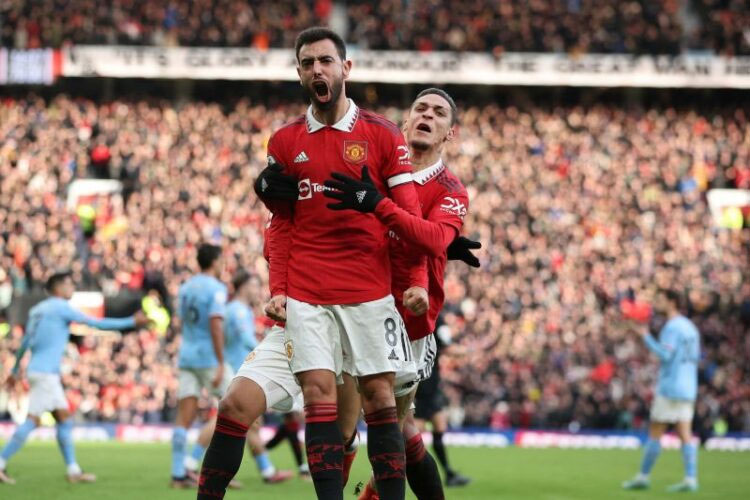 Bruno Fernandes melakukan selebrasi mencetak gol pertama Manchester United dalam pertandingan Liga Premier Inggris kontra Manchester City di Old Trafford, Manchester, Sabtu (14/1/2023) malam WIB.