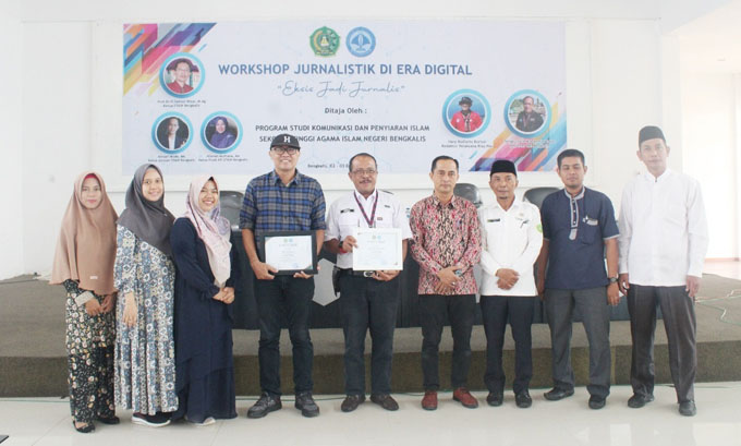 Ketua Jurusan STAIN Bengkalis Asruari Misda (empat dari kanan), Ketua Prodi Komunikasi Penyiaran Islam Hikmah Muftiana MA (ketiga dari kiri) dan dosen berfoto bersama narasumber, Hary B Koriun (empat dari kiri) danÂ  Said Muhammad Iqbal (tengah) dalam Wok