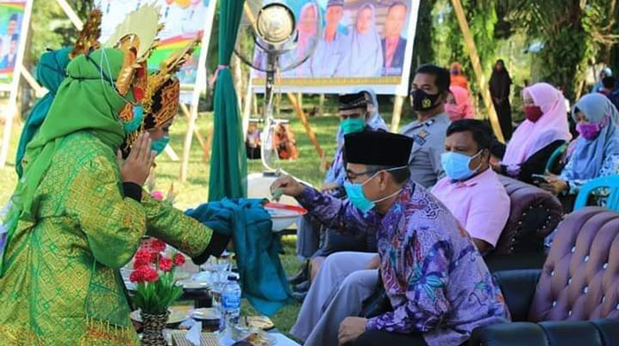 Bupati Kuansing Drs H Mursini MSi mengambil sirih saat peresmian SMPN 3 Kecamatan Hulu Kuantan di Desa Serosah, Kuansing, Sabtu (8/8/2020).