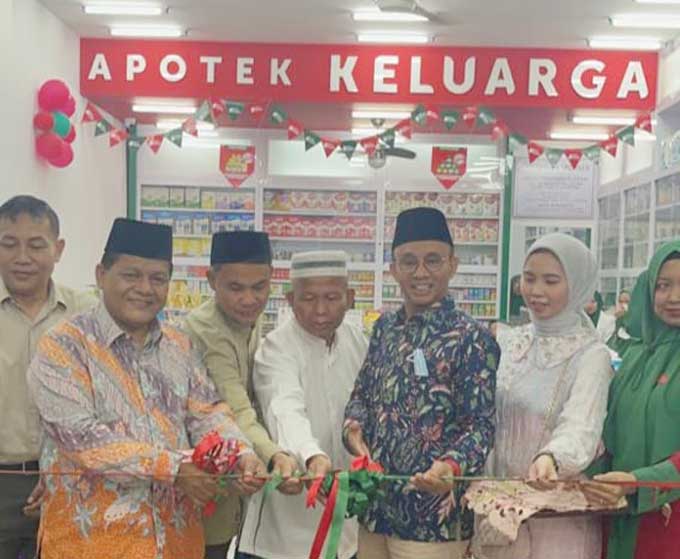 Wakil Ketua DPRD Kampar Fahmil SE  ME memotong pita saat grand opening Apotik Keluarga 22 di Jalan Kaharudin Nasution, Dusun II Keramat Sakti, Desa Kubang Jaya, Kecamatan Siak Hulu, Kabupaten Kampar, Kamis (30/3/2023).