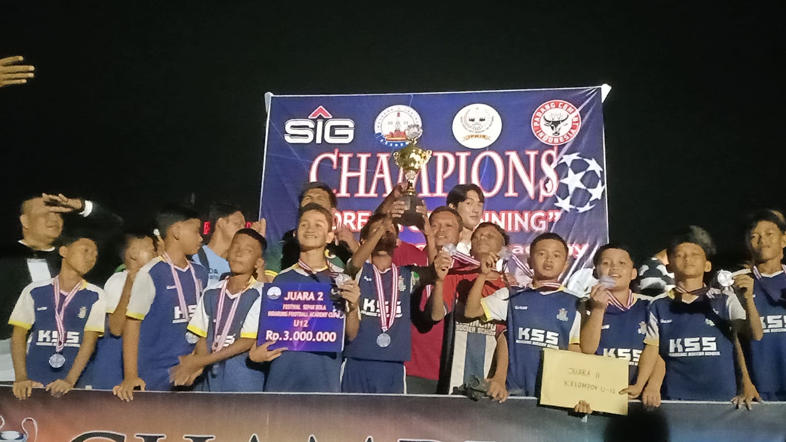 Pelatih Kepala Kuansing Soccer School (KSS) Parlin bersama tim U-12 KSS merayakan gelar juara II usai laga final, Sabtu (29/10/2023) di Lapangan Cubadak PT Semen Padang.