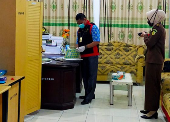 Penyidik Kejati NTT saat menggeledah ruang Pemkab Manggarai Barat (DOK. KASIEPENKUM KEJATI NTT)