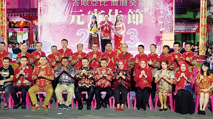 Bupati Rohil Afrizal Sintong foto bersama sejumlah pihak pada perayaan Cap Go Meh yang digelar komunitas Tionghoa di Bagansiapiapi, Ahad (5/2/2023) malam.Â 