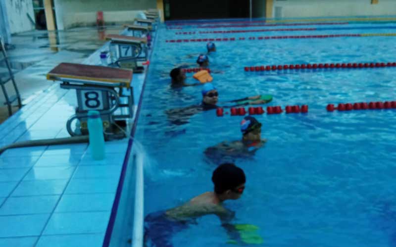 Atlet Riau yang dipersiapkan menghadapi Peparpenas 2023 melakukan latihan di Aquatic Sport Center Rumbai, Pekanbaru, baru-baru ini.