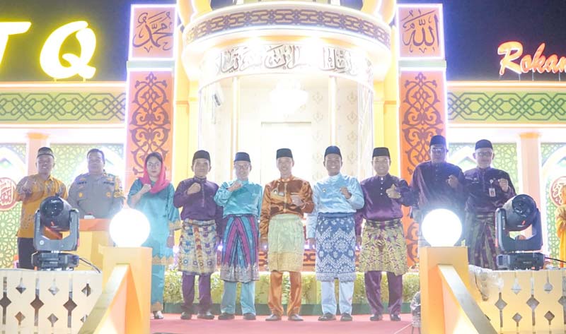 Bupati Rohil Afrizal Sintong MSi, Wabup H Sulaiman MSi foto bersama pejabat Forkopimda Rohil usai pembukaan MTQ XVIII tingkat Kabupaten Rohil di Bagansiapiapi, Ahad (18/12/2023) malam.