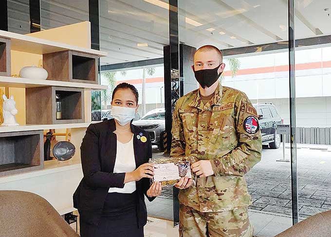 Karyawan Hotel Novotel Pekanbaru saat berfoto dengan prajurit dari Amerika Serikat yang menginap di hotel tersebut.