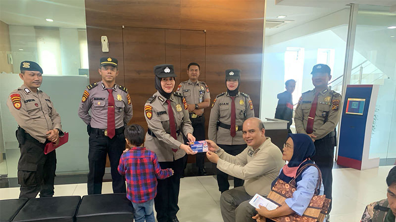 Petugas dari Ditpamobvit Polda Riau memberikan pamflet ajakan Pemilu damai kepada nasabah di salah satu Bank di Pekanbaru, Kamis (21/12/2023).