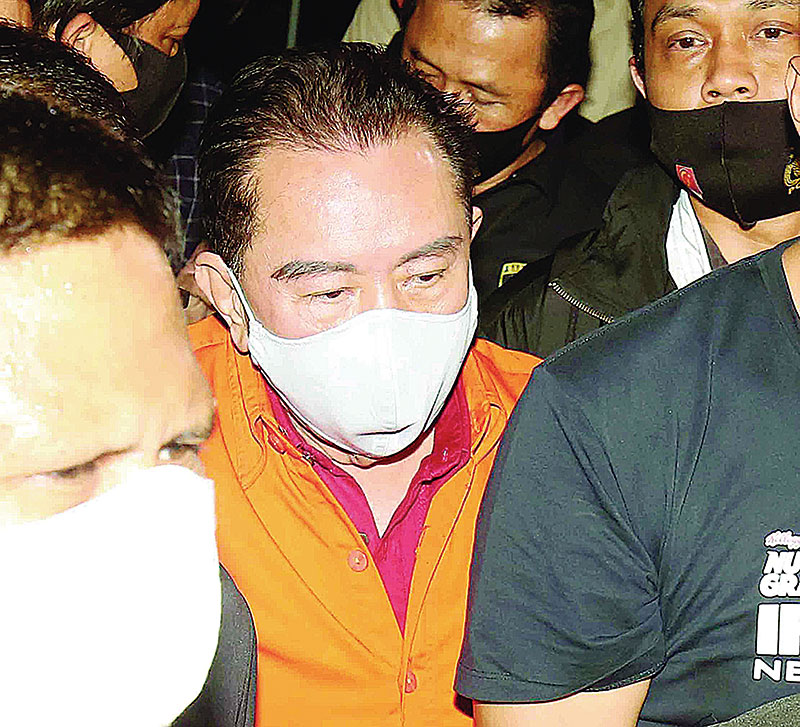 Buronan kasus Bank Bali Joko Tjandra (baju oranye) dikawal petugas kepolisian saat tiba di Bandara Halim Perdanakusuma, Jakarta, Kamis (30/7/2020). (HARITSAH ALMUDATSIR/JPG)