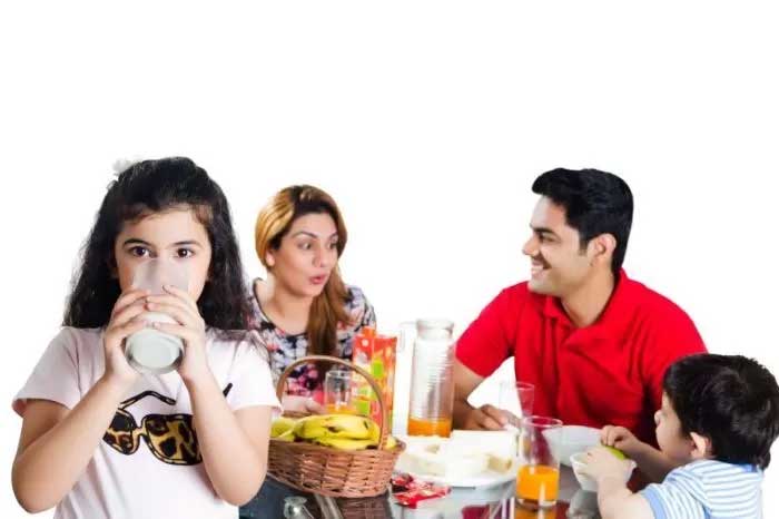 Ilustrasi aktivitas makan orang tua dan anak-anak.