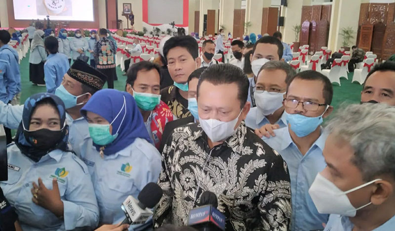 Ketua Dewan Penasehat Komindo yang juga Ketua MPR RI, Bambang Soesatyo saat diwawancarai oleh wartawan usai pengukuhan pengurus Komindo, Kamis (9/12/2021).