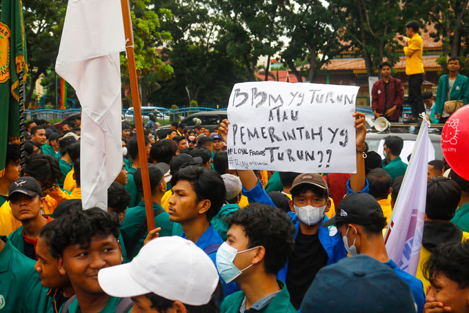 Ratusan mahasiswa Pekanbaru melakukan aksi unjuk rasa di depan Gedung DPRD Riau Jalan Sudirman Pekanbaru, Rabu (7/9/2022). Pengunjuk rasa menolak kenaikan harga BBM bersubsidi.