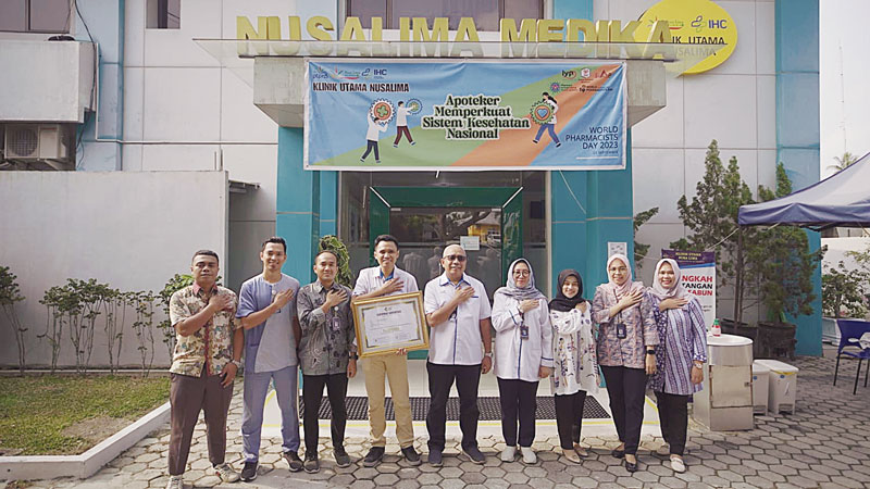 Direktur Utama PT Nusalima Medika dr Harry Andriyanto (tengah) diapit Dr Ahmad Syubki dan Rini Yulianti serta segenap manajemen berfoto bersama usai berhasil meraih Sertifikat Bintang Lima Paripurna untuk Klinik Utama Nusalima Medika, baru-baru ini.