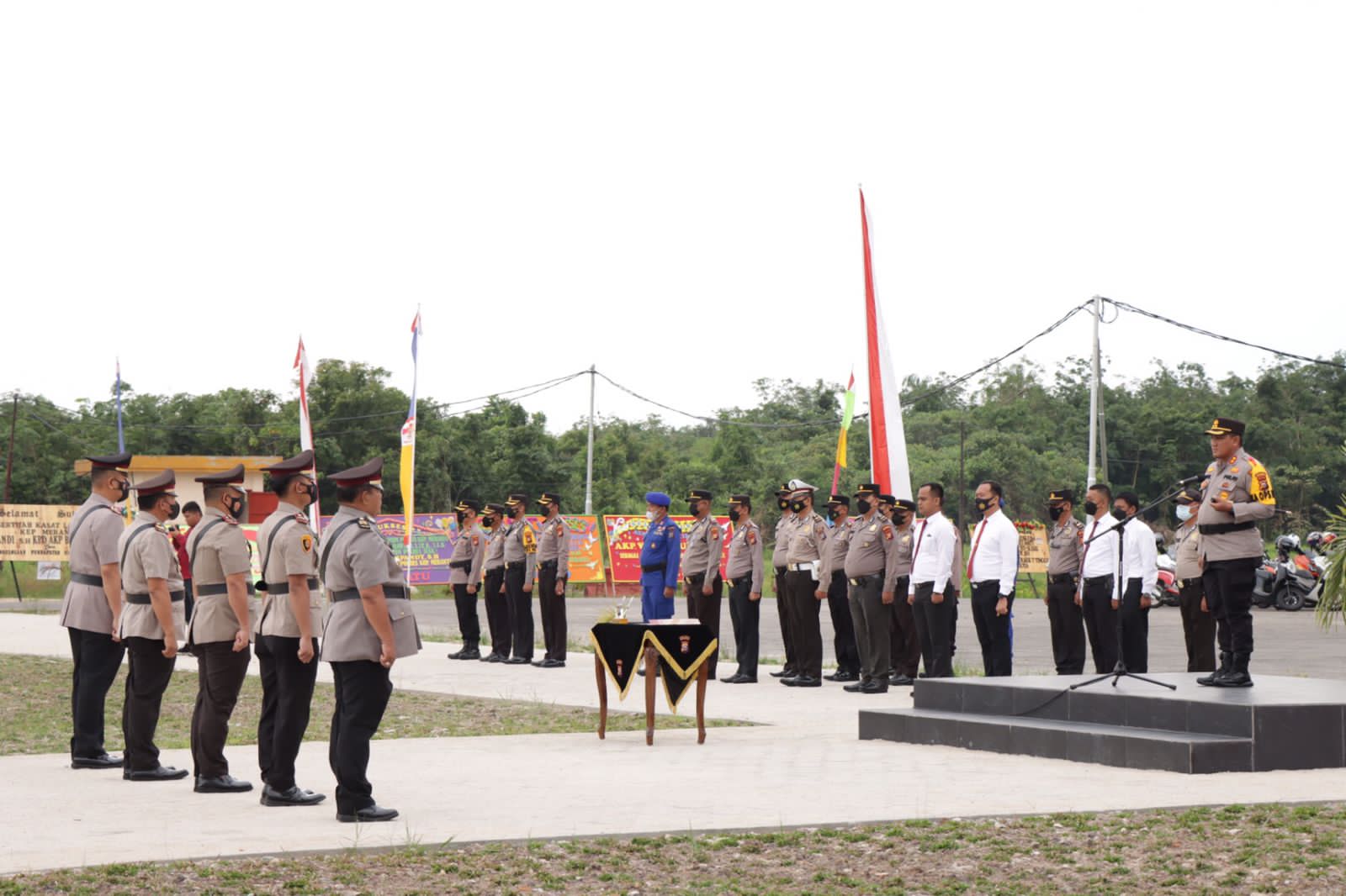 Kapolres Kepulauan Meranti AKBP Andi Yul LTG SH SIk MH, di Halaman Mapolres Jalan Lintas Gogok Darussalam, pimpin sertijab kepala satuan di lingkungannya, Selasa (12/72022) pagi.
