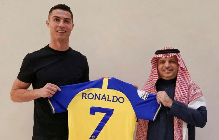 Bintang Portugal Cristiano Ronaldo (kiri) diperkenalkan sebagai pemain baru Al-Nassr.