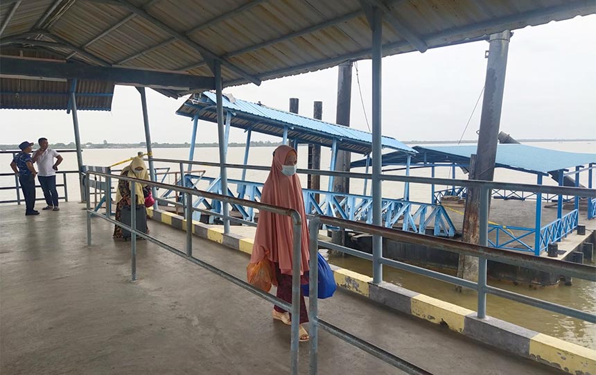 Pintu masuk ponton jalur domestik Tanjung Harapan Selatpanjang ditutup pasca ambruknya sejumlah tiang pancang, Selasa (17/8/2021).