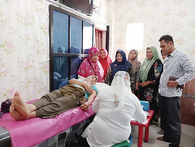 Salah seorang warga melakukan pemasangan KB implan di salah satu PMB di Kecamatan Bukit Raya, Rabu (14/6/2023). Â 