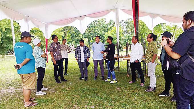 Area Koordinator Sumbagut MMKSI Budiawan Arif Anggoro (tiga kiri) didampingi Marcom MMKSI Annurfal Septiandi (empat kiri) dan Muhammad Handoko (tiga kanan), serta Produk Marketing Planning MMKSI Meydhi Nirwan Prahasto (empat kanan) berbincang-bincang deng