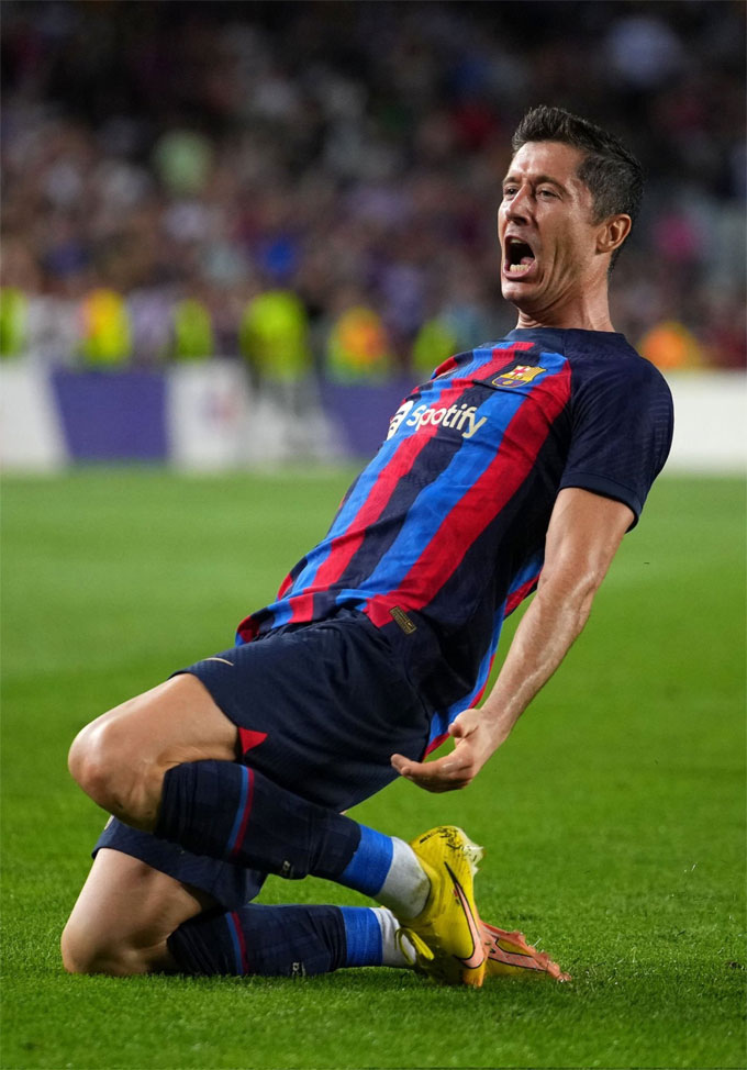 Striker Barcelona Robert Lewandowski melakukan selebrasi usai membobol gawang lawan. Setelah lepas dari sanksi, Lewandowski kembali jadi tumpuan lini depan Barcelona saat menghadapi Espanyol.
