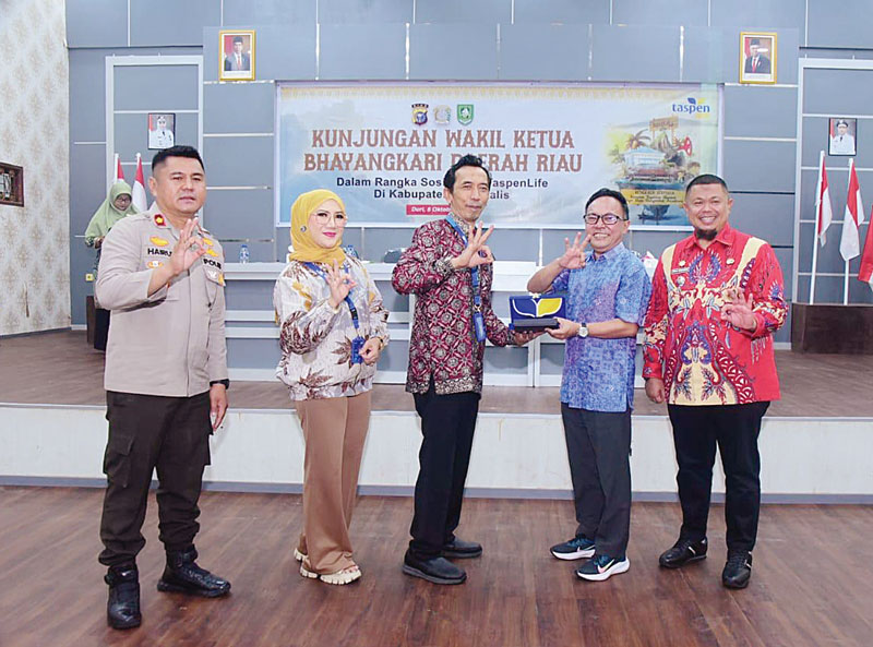Kepala Taspen Provinsi Riau Nurmansyah menyerahkan cendera mata kepada Sekda Bengkalis Ersan Saputra, usai mengikuti Sosialisasi Kepesertaan P3K di Gerbang Permata Gedung Bathin Betuah, Kantor Camat Mandau, Kamis (5/10/2023).