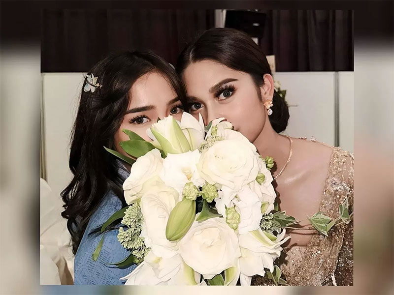 Fuji memegang bunga pengantin didampingi Azizah Salsha istri dari Pratama Arhan.