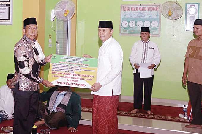 Wakil Bupati Rohul H Indra Gunawan menerima bantuan Baznas Rohul untuk disalurkan kepada masyarakat penerima di Kecamatan Rambah Samo dalam kunjungan Safari Ramadan Pemkab Rohul di Masjid Darul Istiqomah Desa Karya Mulya, Senin (10/4/2023) malam.