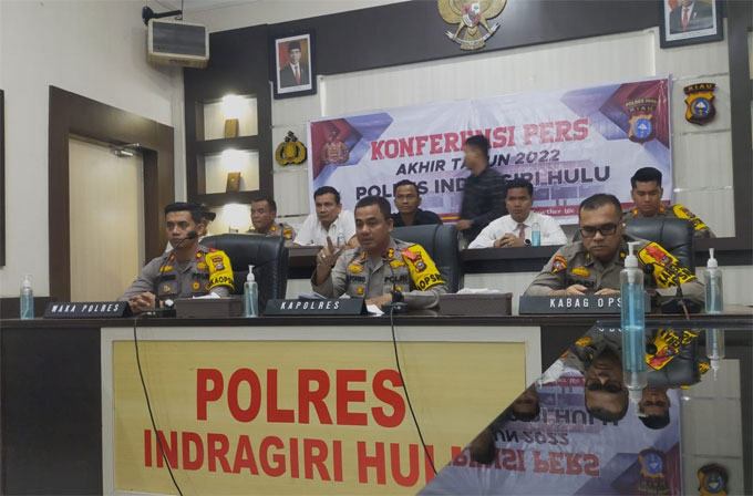 Kapolres Inhu, AKBP Bachtiar Alponso SIK MSi saat memaparkan pers rilis akhir tahun 2022 di hadapan wartawan yang bertugas di Kabupaten Inhu di ruang Sanika Satyawada Mapolres Inhu, Sabtu (31/12/2022).