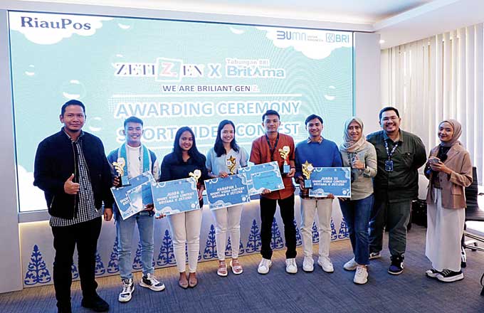 Regional Consumer Banking Head BRI RO Pekanbaru Teguh Aribowo (kiri) foto bersama pemenang dalam Awarding Ceremony Short Video Contest  BritAma X Zetizen di Menara BRI Jalan Jenderal Sudirman, Pekanbaru, Kamis (2/3/2023).