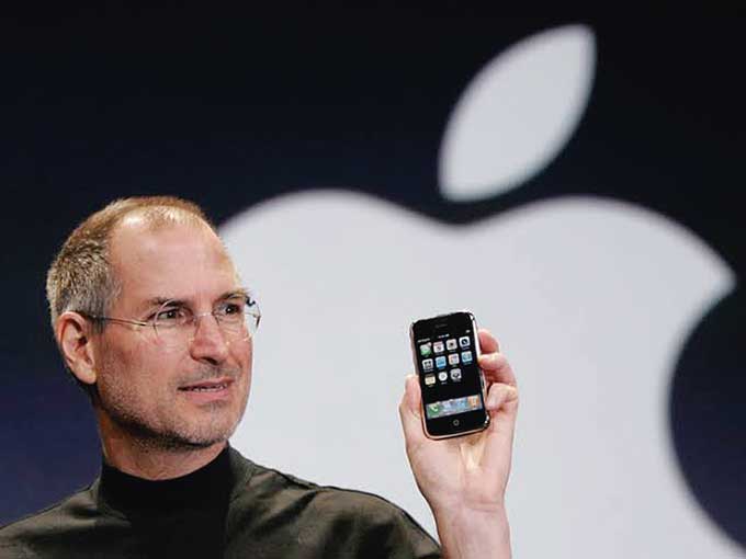 CEO Apple Steve Jobs, 16 tahun lalu memperkenalkan iPhone pertama kali.