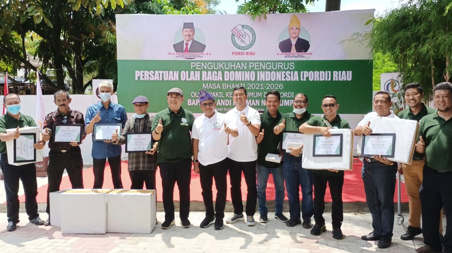 Waketum PB PORDI H Andi Rukman Tarumpa (bertanjak), diapit Ketua PORDI Riau H Zulmansyah Sekedang (bertopi) dan Kadispora Riau H Bobby Rahmad berfoto bersama para juara PORDI Riau Open Tournament 2021 di Mabest Kopi, Sabtu (30/10/2021)