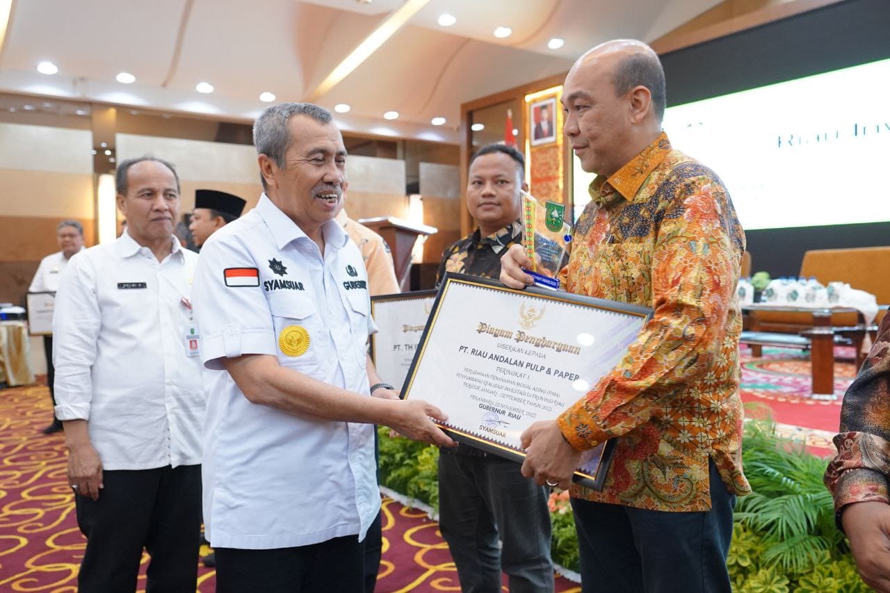 Gubri syamsuar saat memberikan penghargaan kepada perusahaan pada kegiatan Riau Invesment Forum, Rabu (23/11/2022).