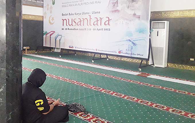 Salah seorang jemaah saat berdoa di Masjid Raya An-Nur Pekanbaru, beberapa hari lalu.