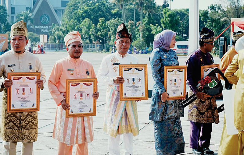 Sekda Kuansing H Dedy Sambudi SKM MKes (tengah) menerima penghargaan dari Gubernur Riau di Pekanbaru, Rabu (9/8/2023).