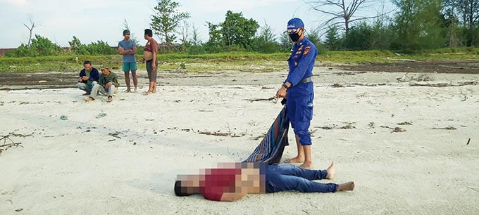 Petugas Polair Polres Bengkalis bersama petugas lainnya menemukan korban yang sudah terdampar di pantai Desa Sungai Cingam, Kecamatan Rupat dan melakukan evakuasi ke puskesmas terdekat, Sabtu (15/1/2022).