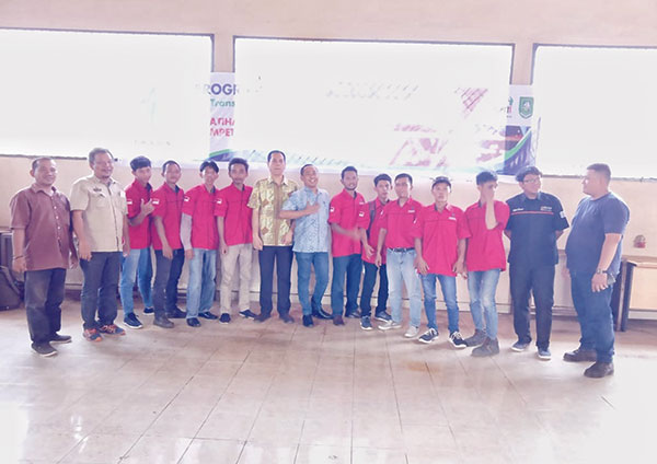 Peserta pelatihan sertifikasi dan uji kompetensi juru las BNSP foto bersama dengan manajemen PT Transgasindo dan pihak penyelenggara usai pelatihan yang diadakan di BLK Disnakertrans Kabupaten Bengkalis, Ahad (1/3/2020). (*1/said mufti/Riau Pos)