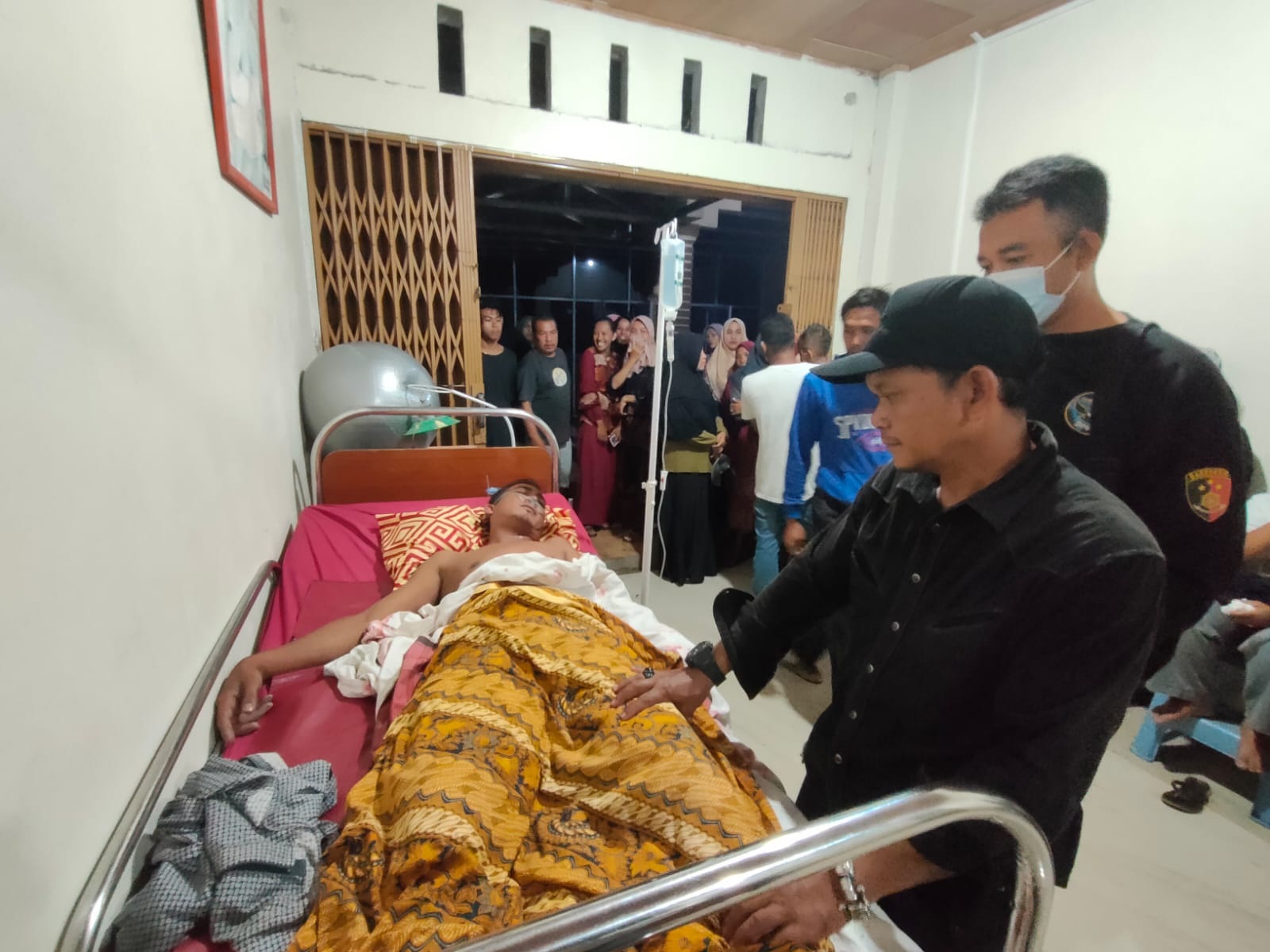 Korban diduga tenggelam, Agus Indra saat di rawat di klinik bidan desa Lubuk Sitarak Kecamatan Rakit Kulim, Rabu (21/7/2022)