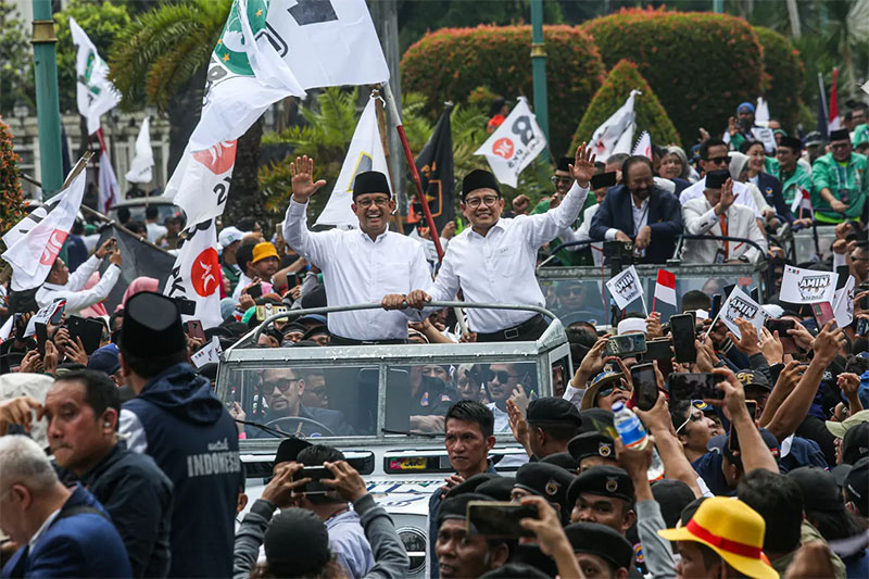 Bakal calon presiden Anies Baswedan dan bakal calon wakil presiden Muhaimin Iskandar saat menuju Gedung KPU, Jakarta, Kamis (19/10/2023).Â 