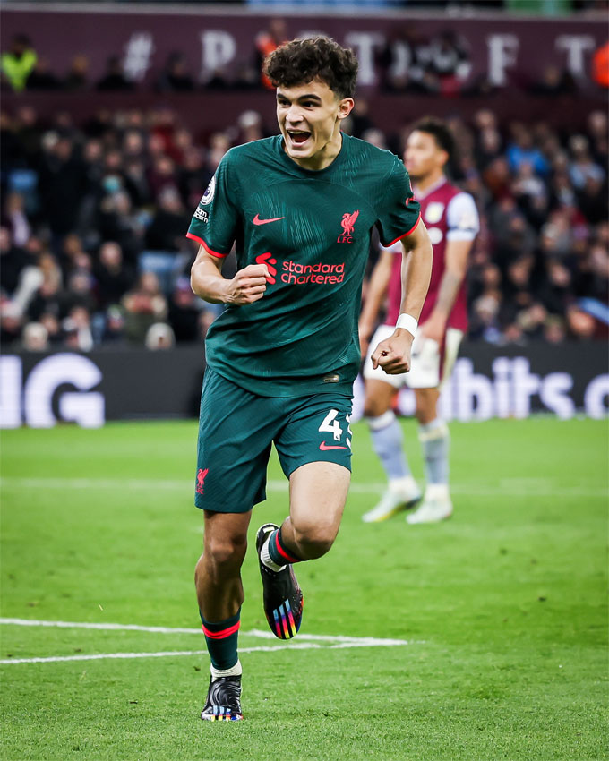 Gelandang muda Liverpool FC Stefan Bajcetic telah membela Spanyol U-18 dan diharapkan berlanjut sampai timnas senior.