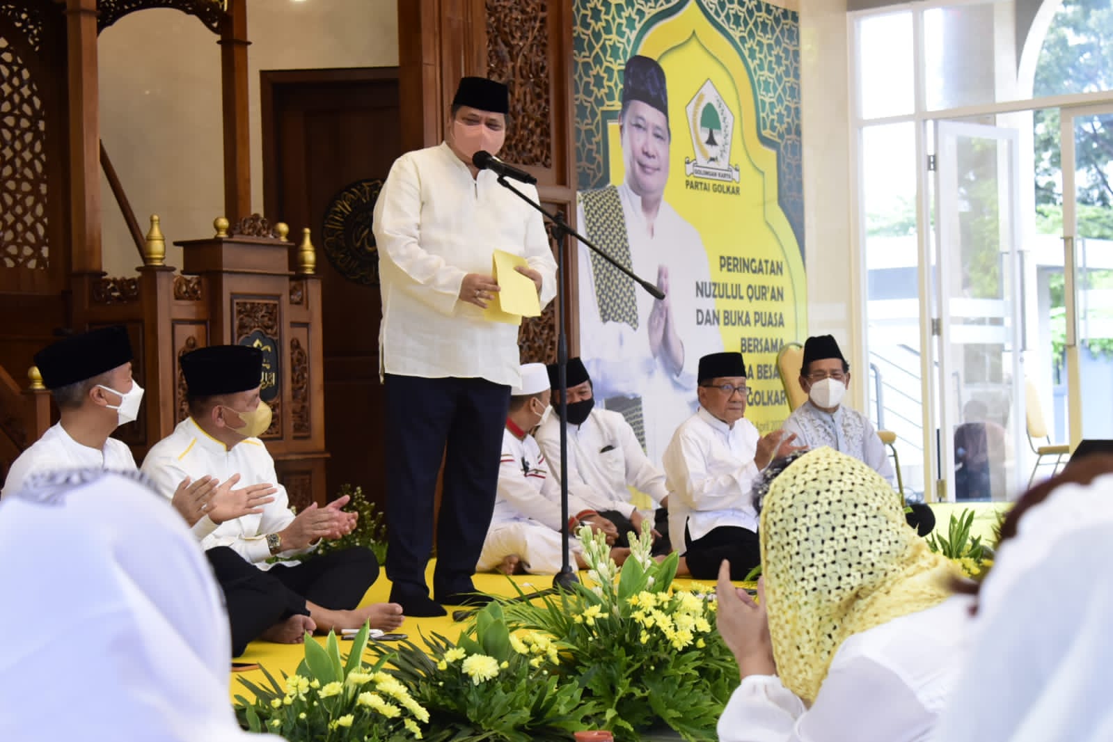 Menko Perekonomian Airlangga Hartarto memberikan sambutan saat peringatan Nuzulul Qurâ€™an, di Masjid Ainul Hikmah, DPP Partai Golkar, Senin (18/4/2022).