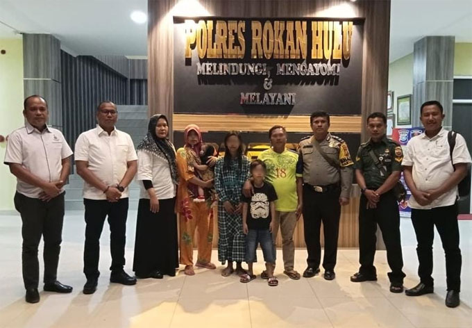 Kasat Reskrim Polres Rohul AKP D Raja Putra Napitupulu SIK MM bersama Unit PPA foto bersama usai penyerahan dua orang anak yang sebelumnya hilang kepada kedua orangtuanya di Mapolres Rohul, Rabu (18/1/2023) malam.