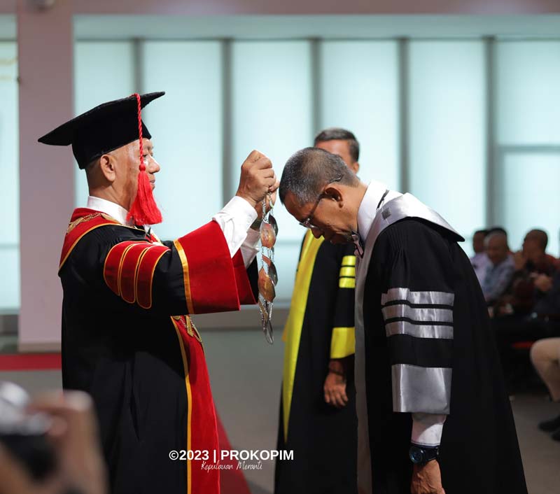 Rektor UIR Prof Dr H Syafrinaldi SH MCL saat mengukuhkan guru besar ke-16 Fakultas Teknik UIR Prof Dr Eng Ir Muslim ST MT, belum lama ini.