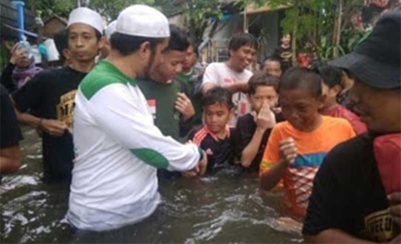 Habib Hanif menemui korban banjir di Petamburan. Foto: source for JPNN.com