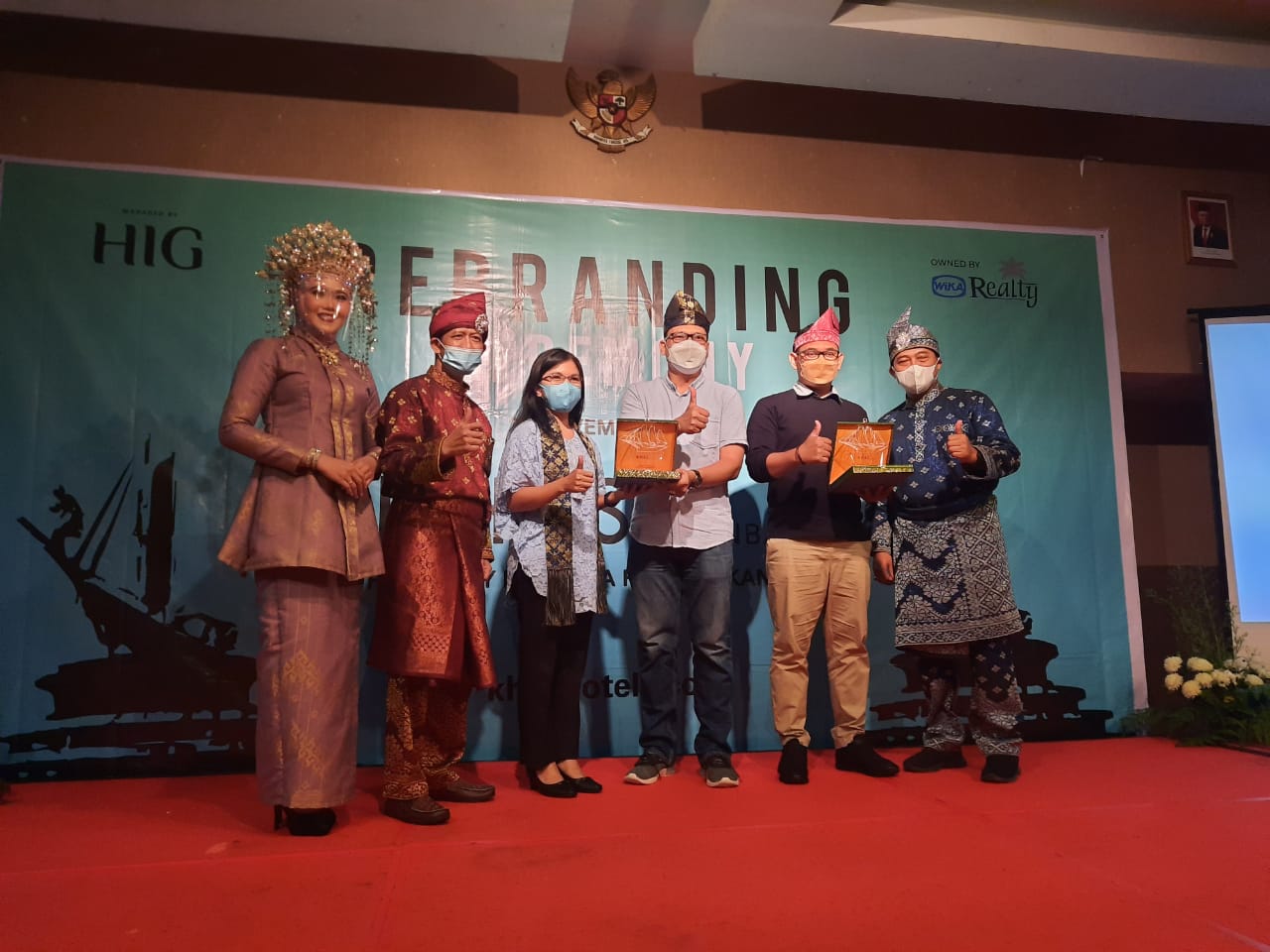Foto bersama usai peresmian nama Khas Hotel Pekanbaru yang sebelumnya bernama Pesonna Hotel Pekanbaru, Sabtu (20/11/2021).