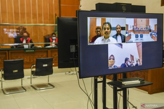 Terdakwa mantan Menteri Pemuda dan Olahraga Roy Suryo saat menjalani sidang perdana secara daring di Pengadilan Negeri Jakarta Barat, Jakarta, Rabu (12/10/2022).